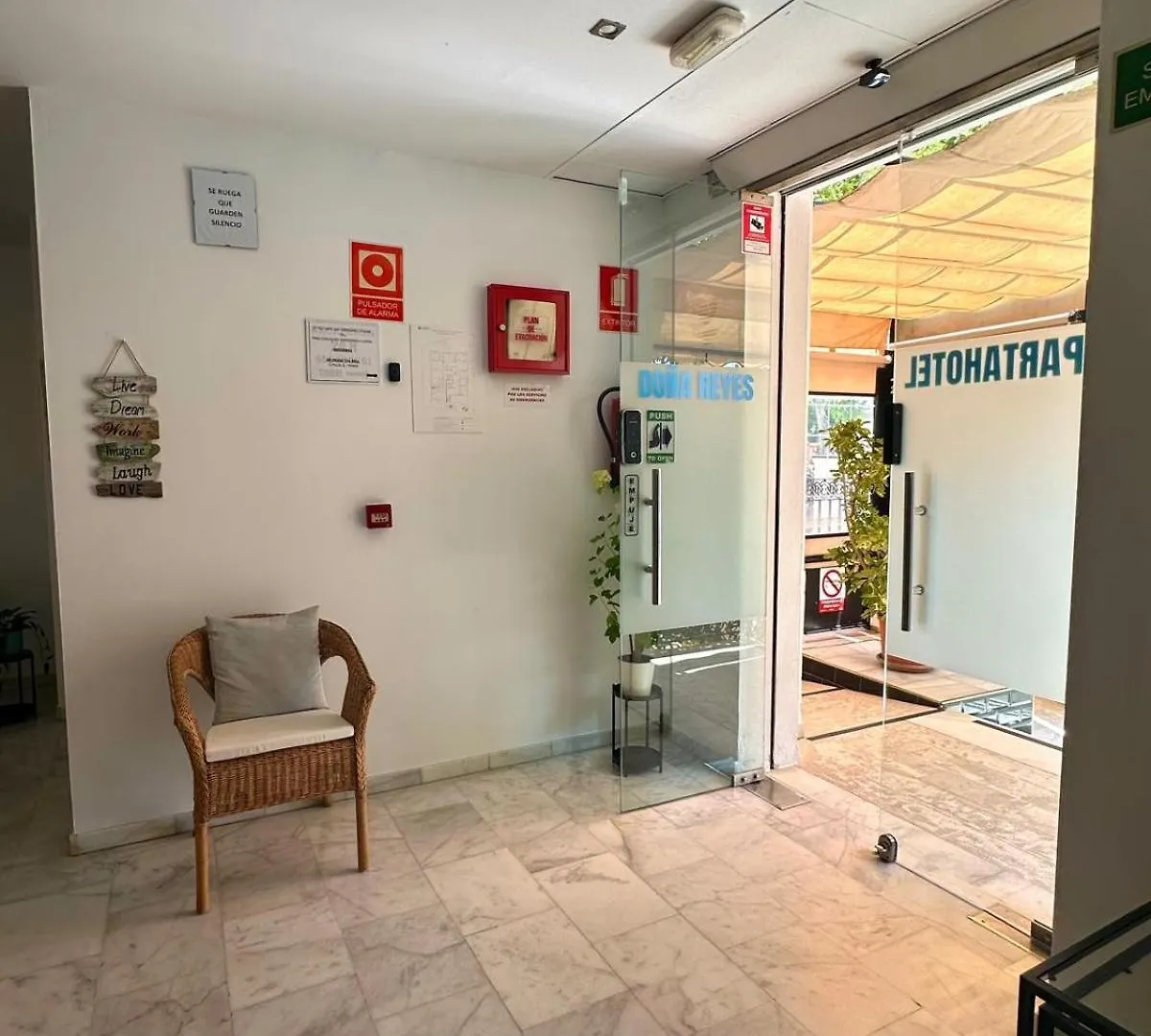 Apartahotel Dona Reyes Chipiona 0*,  Ισπανία